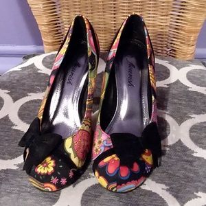 Beautiful pumps with gorgeous detail